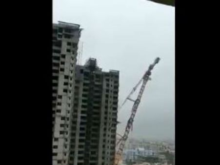 ఫొని బీభత్సం : ఎగిరిన పైక‌ప్పులు.. పేక‌మేడ‌ల్లా ట‌వ‌ర్లు.. కూలిన భారీ క్రేన్ (వీడియో)