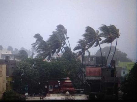 ఫణి తుఫాను ప్రభావం .. అప్రమత్తమైన పశ్చిమ బెంగాల్ .. పర్యాటకులు వదిలివెళ్లాలని ఆదేశం