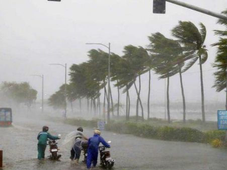 ఫొణి తుఫాను విధ్వంసం: పుణ్యక్షేత్రం పూరీపై కన్నెర చేసిన జలరాకాసి...8మంది మృతి