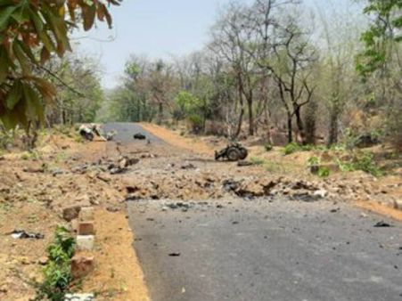 మావోయిస్టుల ఘాతుకం: ఐఈడీతో వాహనం పేల్చివేత: 16 మంది కమాండోలు దుర్మరణం