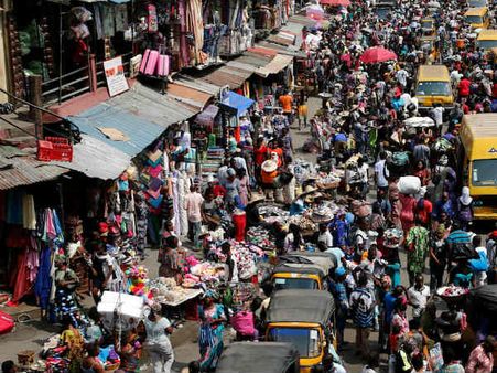 హైదరాబాద్ లో మరో గ్యాంగ్ వార్..! పోలీసుల ముందే వీరంగం..! ఆందోళనలో స్థానికులు..!!