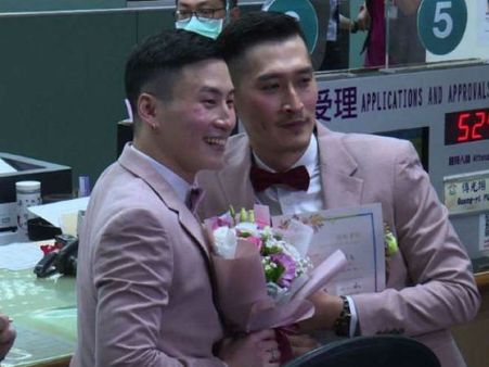 డజన్ల కొద్ది గే పెళ్లిల్లు... సర్టీఫికెట్స్ అందుకున్న గే కపుల్స్...వీడీయో