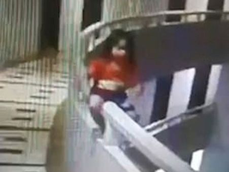 నిద్రలో నడుస్తూ.....11 అంతస్థుల నుండి కిందపడినా... మ్యత్యుంజయురాలు.. !