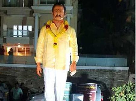 ఆర్కే బీచ్ లో విగ్రహాల తొలగింపు.. అసలు అభ్యంతరం హరికృష్ణ విగ్రహం వల్లేనట..