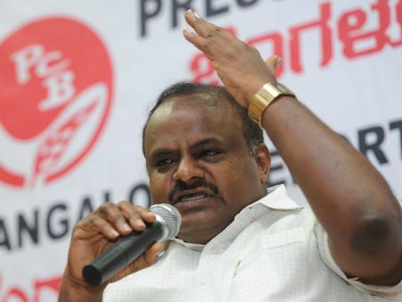 కొడుకు రాజకీయ భవిష్యత్తు, సీఎంకు తలనొప్పి, ఎన్నికల సర్వే నివేదిక, అధికారులతో సమీక్ష !