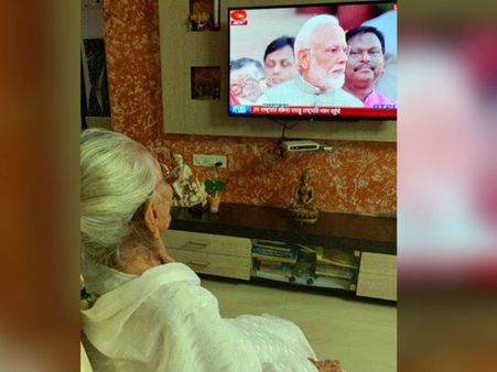 ఢిల్లీకి రాజైనా తల్లికి కొడుకే కదా.. మోడీ ప్రమాణ స్వీకారం చూస్తూ అమ్మ మురిసింది