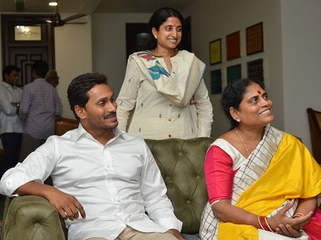 ఉద్వేగం..క‌సి..ఆనందం..జ‌గ‌న్ క‌ళ్ల‌ల్లో క‌న్నీరు: విజ‌య‌మ్మ భావోద్వేగం: త‌ండ్రిని త‌ల్చుకోగానే..!