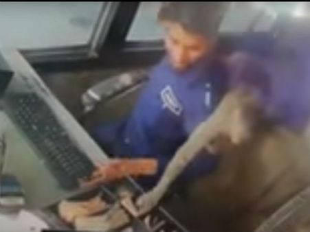 దర్జాగా వచ్చింది.. డబ్బులు ఎత్తుకెళ్లింది.. ఇదెక్కడి కోతిరా నాయనా..! (వీడియో)