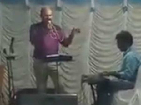 కుమార్తె పెళ్లి వేడుకలో సూపర్ స్టార్ పాట పాడుతూ మృతి చెందిన ఎస్ఐ: మరుసటి రోజు!