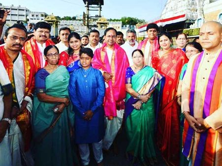 తిరుమల శ్రీవారి సేవలో కేసీఆర్