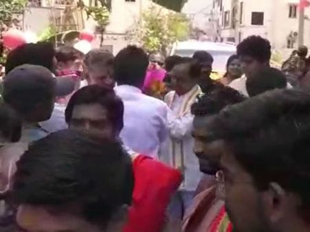 వైసీపీ ఎమ్మెల్యే ఇంటికి కేసీఆర్! పాదాభివందనం! సెంటిమెంట్లు పక్కన పెట్టేశారు! ఎందుకలా?