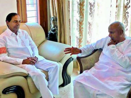 కేసీఆర్ ఫెడరల్ ఫ్రంట్ కు షాక్ ఇచ్చిన దేవెగౌడ .. కాంగ్రెస్ తోనే తమ ప్రయాణం అని వెల్లడి