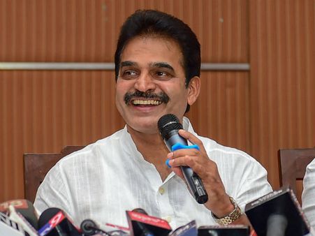 కాంగ్రెస్ ఎమ్మెల్యేల తీరుపై హైకమాండ్ అసహనం: నివేదిక ఇవ్వాలి, పరువు ప్రతిష్ట, ఉప ఎన్నికలు!