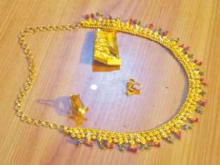 దేవుళ్లకే రక్షణ లేదు..! ఆలయాల్లో ఇంటి దొంగలు.. మొన్న బాసర.. నేడు కొమురెల్లి మల్లన్న బంగారం మాయం