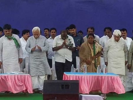 సిద్దరామయ్య ఆశీర్వాదం ఉంటే ప్రభుత్వం సేఫ్: సీఎం కుమారస్వామి, సొంత అన్న, కేంద్రం మోసం!