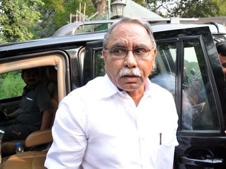 కాంగ్రెస్ నేత‌గా కాదు..కుటుంబ స‌భ్యుడిగా: మేన‌ల్లుడి కోసం వ‌చ్చేసారు:హెలికాఫ్ట‌ర్‌తో పూల వ‌ర్షం..!