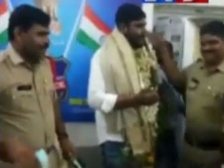 మరో వివాదంలో మానకొండూరు సిఐ .. పోలీస్ స్టేషన్ లో ఓ కాంట్రాక్టర్ పుట్టినరోజు వేడుకలు