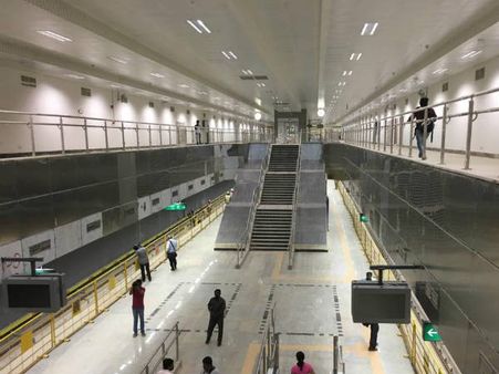 బెంగళూరు మెజస్టిక్ మెట్రో రైల్వేస్టేషన్ లో రివాల్వర్ కలకలం, భద్రతా సిబ్బందితో, హిందిలో !