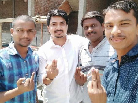 ఓటింగ్ సిరాచుక్క మిడిల్ ఫింగర్‌‌కు చేరింది.. బూతులా మీనింగ్ మారింది.. నెట్టింట్లో కాంట్రవర్సీ