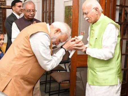 గురువుకు పాదాభివందనం.. అద్వానీ ఆశీర్వాదం తీసుకున్న మోడీ (వీడియో)
