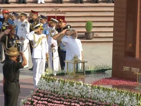 ప్రమాణస్వీకారంకు ముందు గాంధీ, వాజ్‌పేయి, అమరవీరులకు మోడీ ఘన నివాళులు