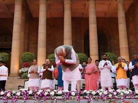 మోడీ కేబినెట్లో అగ్రకులాలకే ప్రాధాన్యం.. ఏ సామాజిక వర్గానికి ఎన్ని మంత్రి పదవులో తెలుసా..?