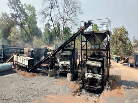 మరోసారి పంజా విసిరిన నక్సల్స్.. 27 వాహనాలకు నిప్పు