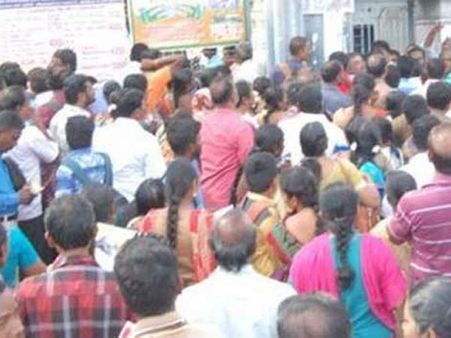 అగ్లీగా నీట్ పరిక్ష! బట్టలూడదీసి.. ఆభరణలు తొలగించి .. నానా రచ్చచేసి !