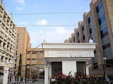 నిమ్స్‌ వైద్యుడిపై పేషెంట్ బంధువుల దాడి.. సిబ్బంది ధర్నా.. ఐదుగురిపై కేసు