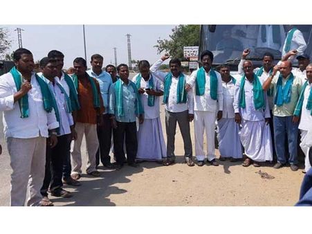 నిజామాబాద్ రైతులకు షాక్ .. మోడీపై పోటీలో ఒకే ఒక్క పసుపు రైతు .. 24 మంది నామినేషన్లు తిరస్కరణ