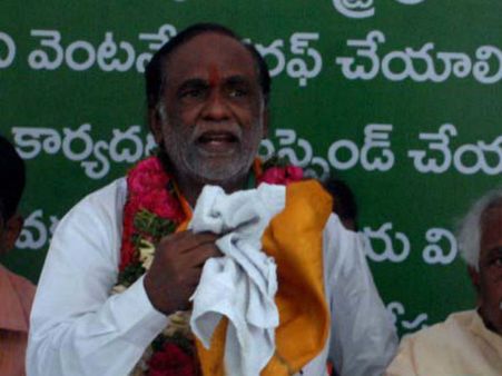 భాజపా అధ్యక్షుడు లక్ష్మణ్ దీక్ష విరమణ..పార్టీ సూచన మేరకు నిమ్మరసం