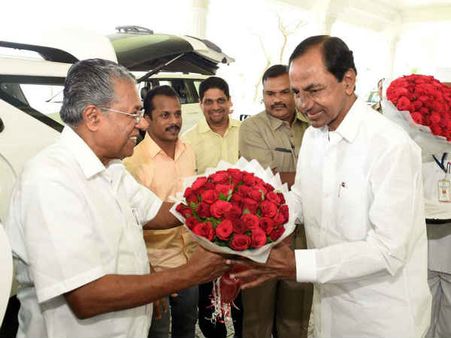 కామ్రేడ్ కేసీఆర్ ప్రభావం..! కేంద్రంలో ప్రాంతీయ పార్టీలే కీలకమన్న కేరళ సీఎం పినరయ్...!!