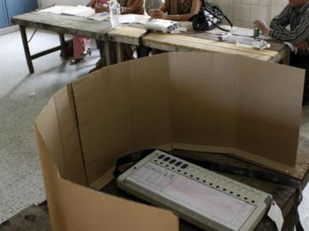 పోలింగ్ కేంద్రాల్లో కెమెరా క్లిక్.. ఓటేస్తూ ఫోటోలు, వీడియోలు.. ఇద్దరిపై కేసులు