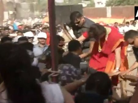 ప్రియాంక గాంధీ ఫీట్లు.. బారికేడ్ల పైనుంచి దూకి.. జనంతో కలిసి (వీడియో)