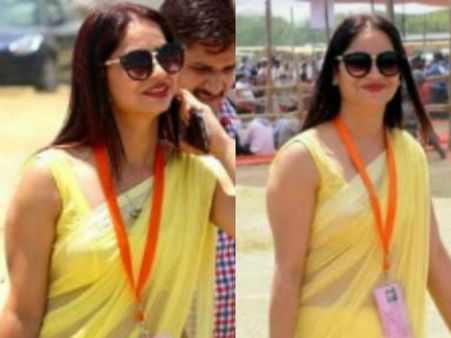 అయ్య బాబోయ్.. రాత్రికి రాత్రే సెలబ్రిటీని చేసారుగా..! సిగ్గులు వలకబోస్తున్న పోలింగ్‌ అధికారి రీనా