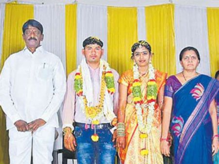 ఓ తల్లిలేని బిడ్డకు బంగారు భవిష్యత్ ఇచ్చిన వైనం ... దుబ్బాక ఎమ్మెల్యే దంపతుల ఆదర్శం