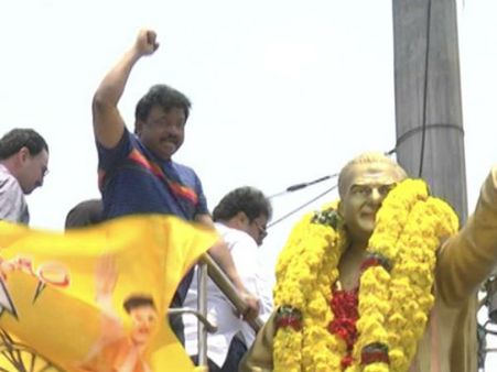 బెజ‌వాడ‌లో రామ్‌గోపాల్ వ‌ర్మ‌: జోహార్ ఎన్టీఆర్ అంటూ హ‌ల్‌చ‌ల్‌!