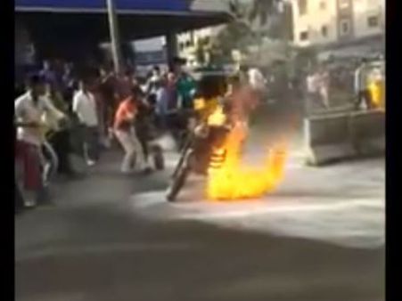 హైదరాబాద్‌లో నడిరోడ్డుపై పేలిన రాయల్ ఎన్‌ఫీల్డ్.. వరుస ఘటనలతో వాహనదారుల్లో భయం (వీడియో)