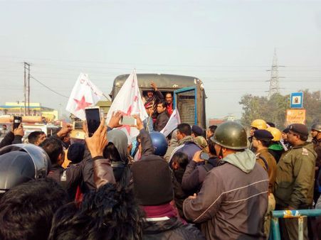 ఏపీ ఇంటర్ బోర్డు ఎదుట ఎస్ఎఫ్ఐ ఆందోళన .. ఎస్ఎఫ్ఐ నేతల అరెస్ట్ లతో ఉద్రిక్తత