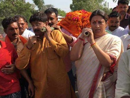 కార్య‌క‌ర్త‌కు నివాళి! పాడె మోసిన స్మృతి ఇరానీ!