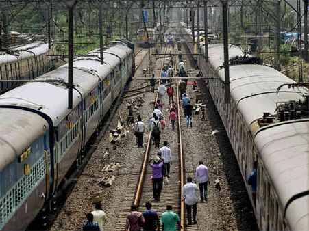 రైలులో షార్ట్ స‌ర్క్యూట్ : త‌ప్పిన పెను ప్ర‌మాదం : ముగ్గురి ప‌రిస్థితి విష‌యం..!