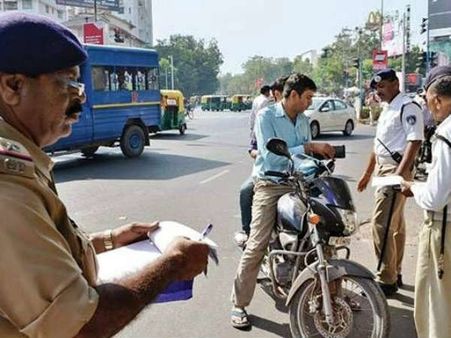 ట్రాఫిక్ పోలీసుల జబర్దస్తీ..! చలాన్లు చెల్లించకపోతే వాహనం సీజ్...!