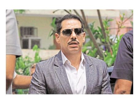 వీఐపీ కల్చర్ వద్దంటూనే ఇదేంటి : ప్రహ్లాద్ ఇష్యూపై వాద్రా పైర్