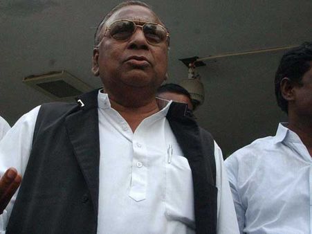 కాకా నువ్వు కేక! ఎండలో ఛలాన్లు ఎందిరా బై! వీహెచ్ హల్‌చల్!