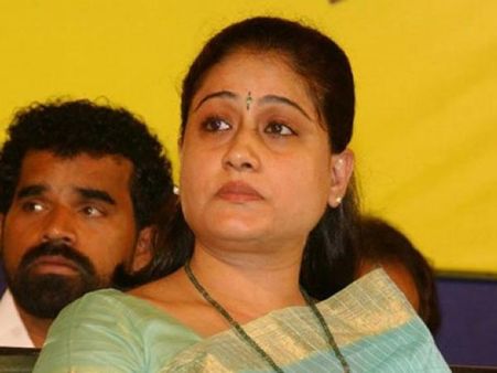 జగన్ కాదు బుట్టలో పడటానికి అక్కడ స్టాలిన్ ... కేసీఆర్ ను ఎద్దేవా చేసిన విజయశాంతి