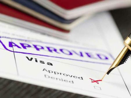 ఇండియన్ ఐటీ కంపెనీలపై మరో పిడుగు..హెచ్‌1బీ వీసా ఫీజు పెంచనున్న అమెరికా..