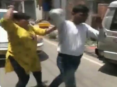 ఏసీబీ ఆఫీసర్‌నని ఫోజు.. మహిళ చేతిలో చెప్పు దెబ్బలుతిన్న కేటుగాడు!(వీడియో)