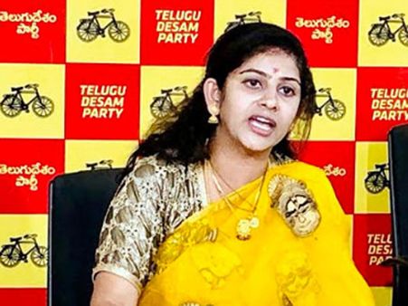 వినాశకాలే విపరీత బుద్ధి .. బీజేపీ వినాశనాన్ని వాళ్ళే కొని తెచ్చుకుంటున్నారన్న యామిని