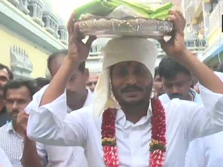 ప్ర‌మాణ స్వీకారానికి ముందు రోజు..తీరిక లేకుండా! కనక దుర్గమ్మకు పట్టు వస్త్రాలు సమర్పించిన వైఎస్ జగన్