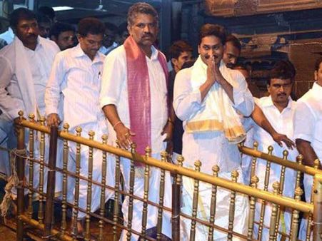 తిరుమల శ్రీవారిని దర్శించుకున్న జగన్ .. ఈ రోజు జగన్ షెడ్యూల్ ఇలా